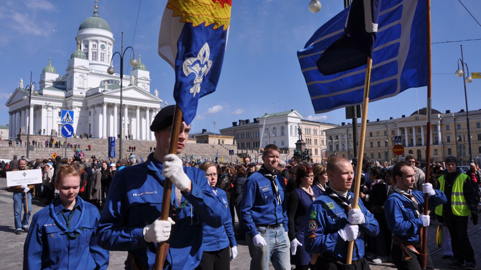 Partiolaiset marssivat Helsingin Senaatintorilla kesällä 2010.