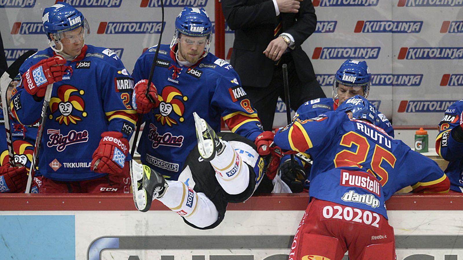 Jarkko Ruutu survoo Adam Masuhria Jokerien vaihtoaitioon.