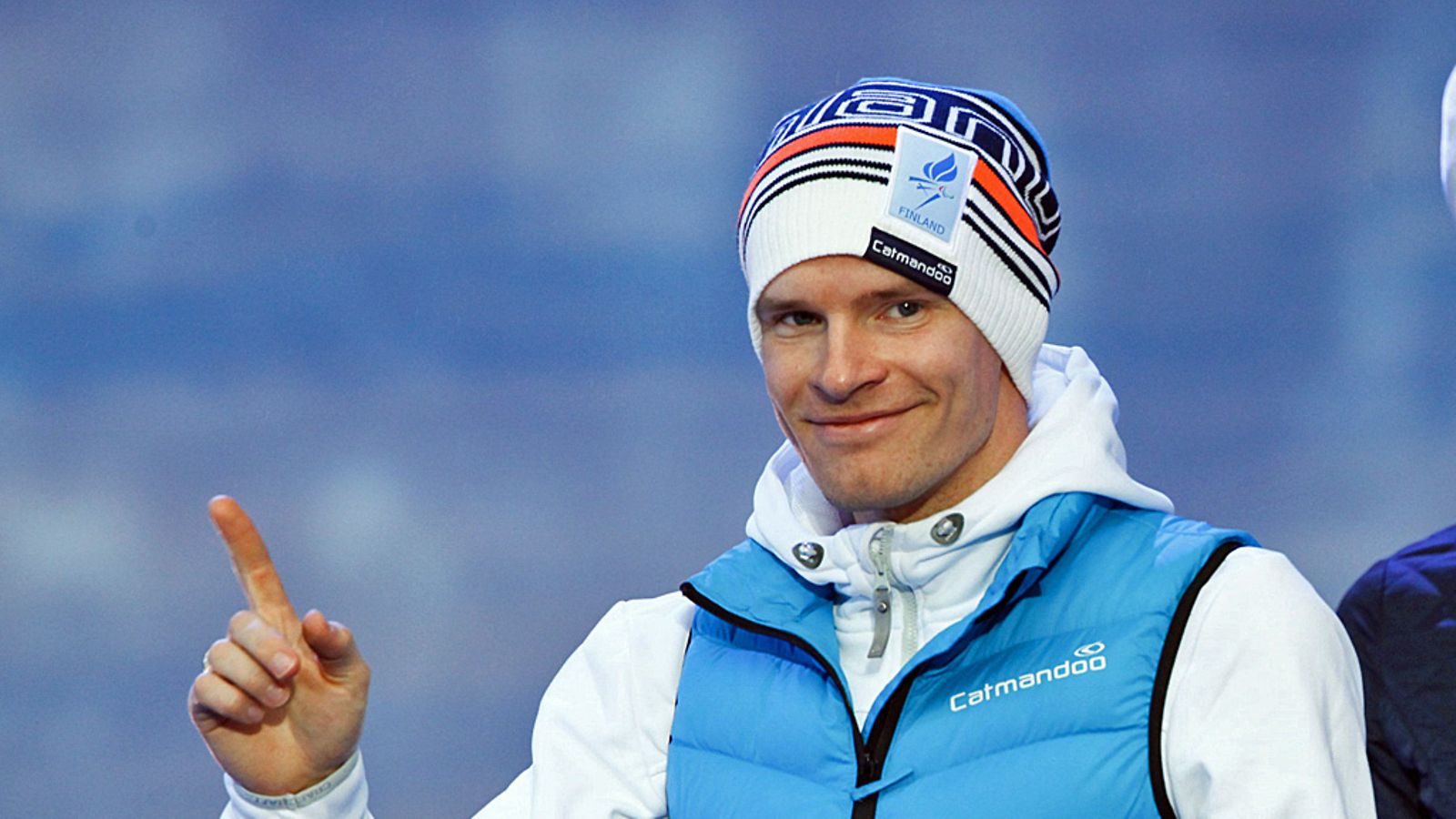 Ilkka Tuomisto noutamassa hopeamitaliaan.