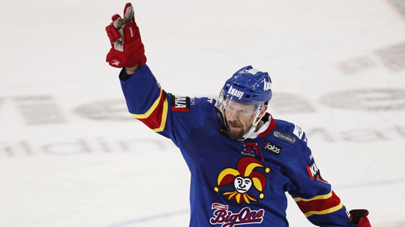 Jokereiden Jere Karalahti tuulettaa 1-1 tasoitustaan jääkiekon Liigan ottelussa Jokerit vs Ässät Helsingissä 11. helmikuuta 2014.