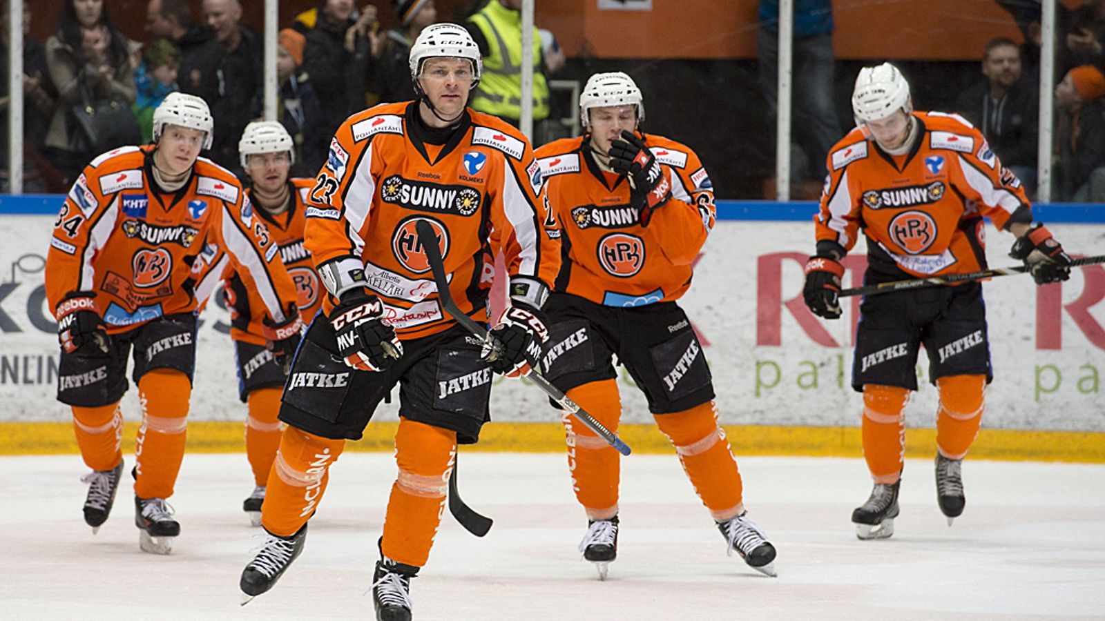 HPK:n pelaajia ratkaisevassa Jokerit-ottelussa.
