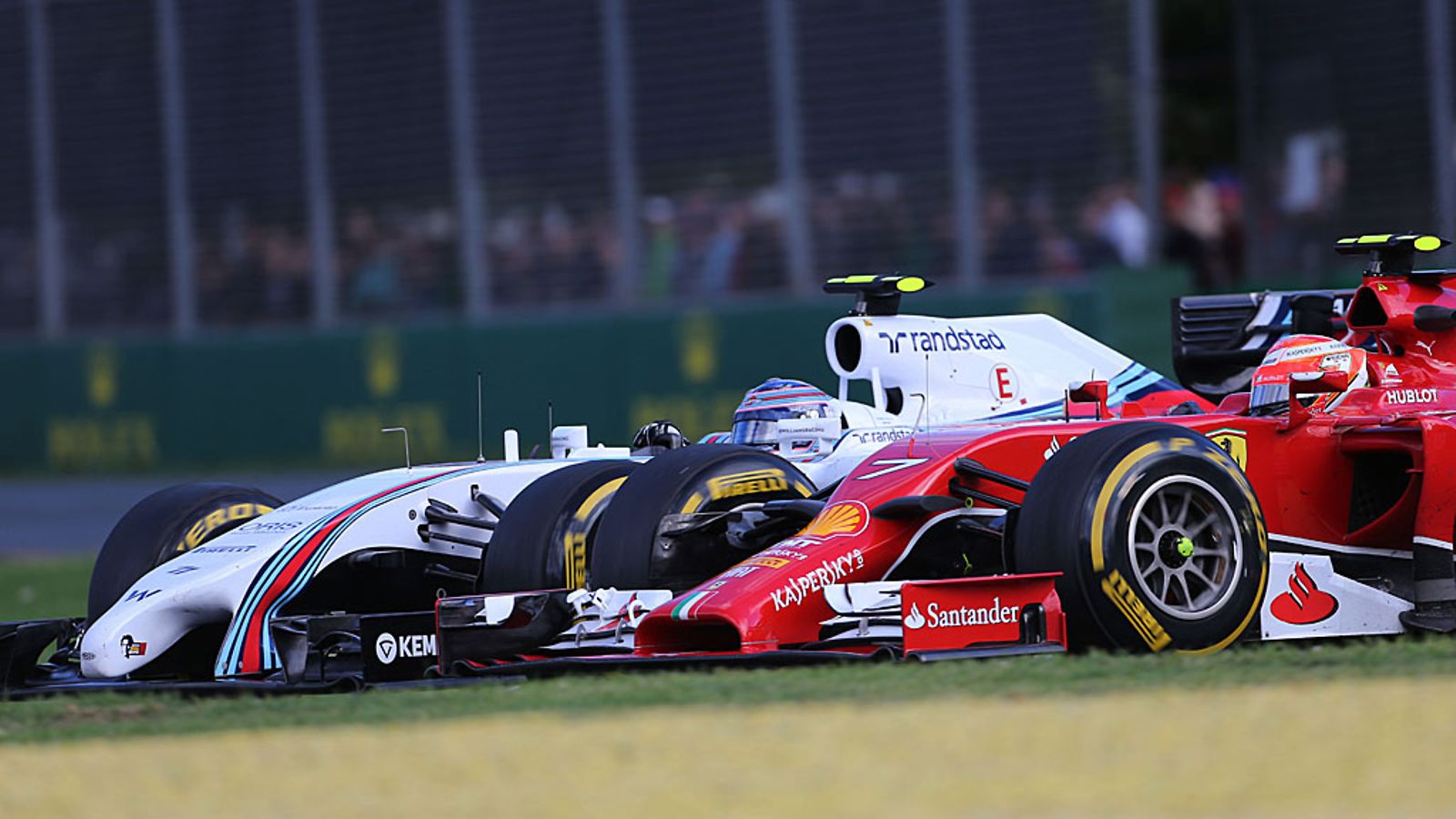 Valtteri Bottas ohittaa Kimi Räikkösen Australian GP:ssä.