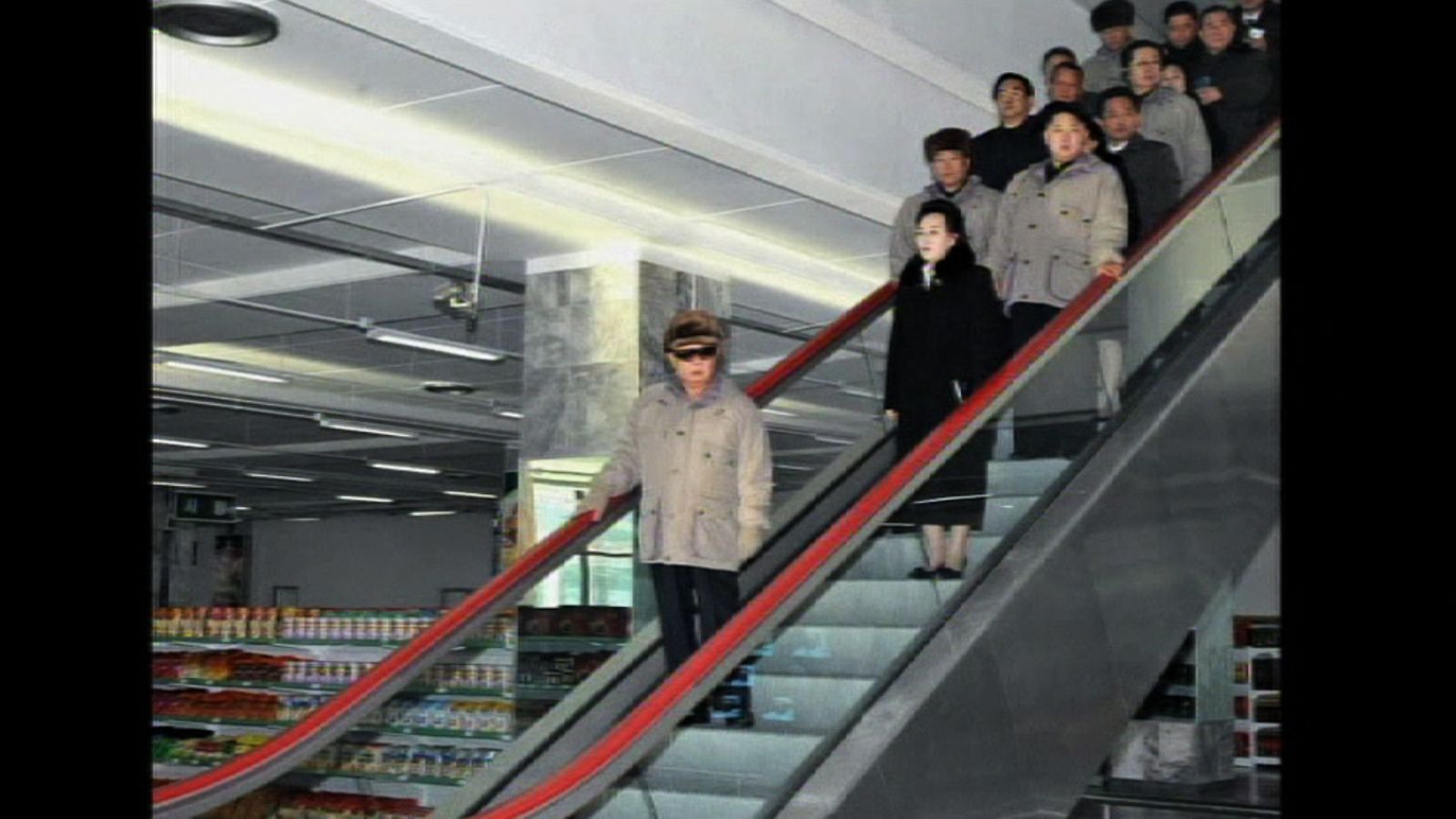 Kim Jong-Il pjongjangilaisessa tavaratalossa. Kuva arvellaan otetun 15.12.2011.