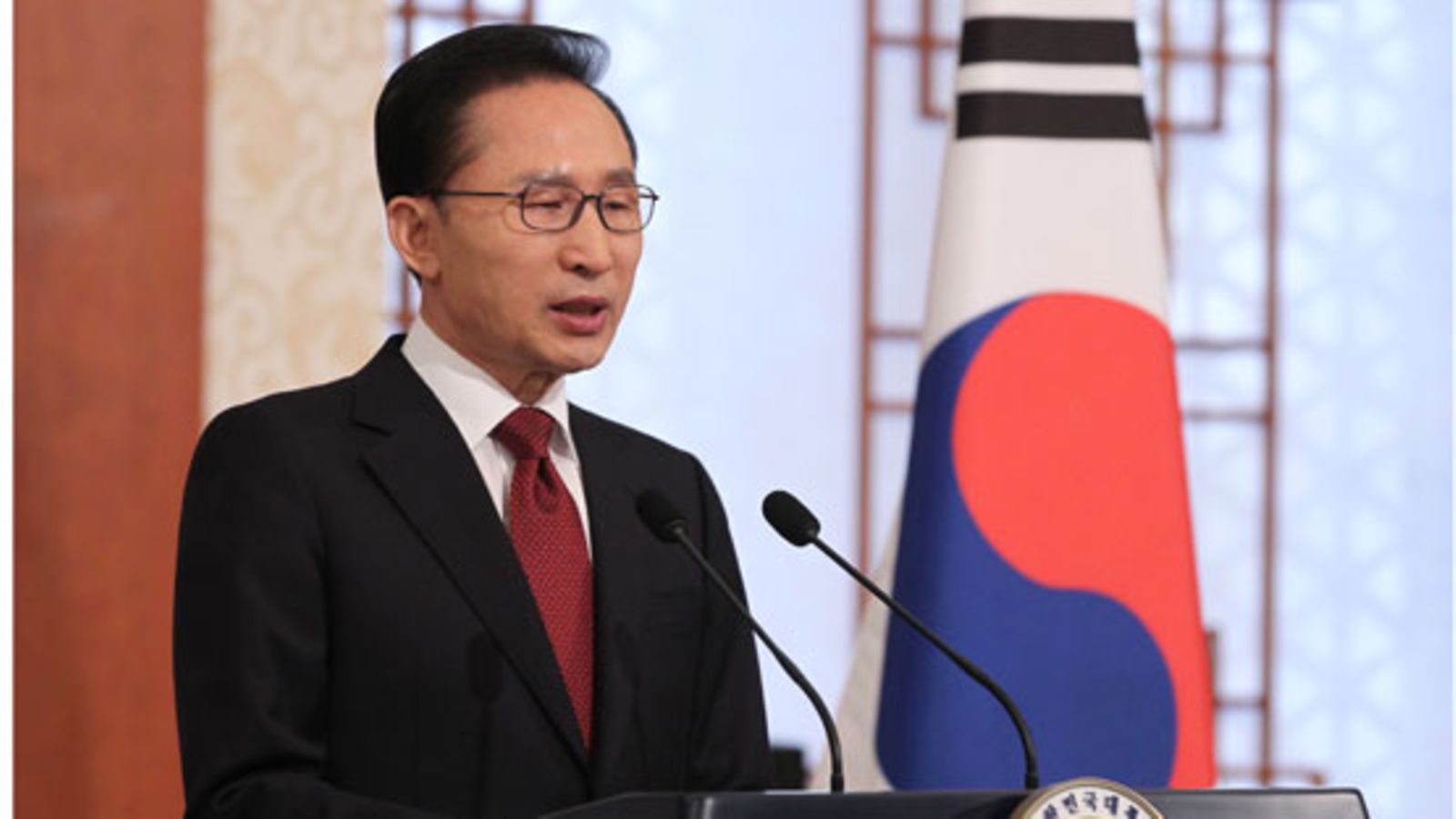 Etelä-Korean presidentti Lee Myung-bak pitämässä uudenvuodenpuhettaan 3.1.2011. Kuva: EPA