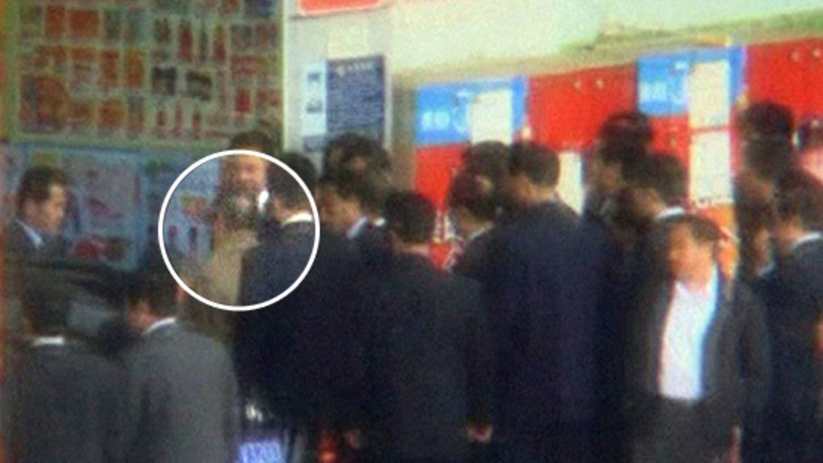 Kim Jong-iliksi uskottu mies menossa supermarkettiin.