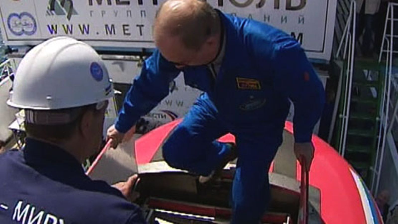 Venäjän pääministeri Vladimir Putin sukelsi piensukellusveneellä Baikaljärveen 1.8.2009.