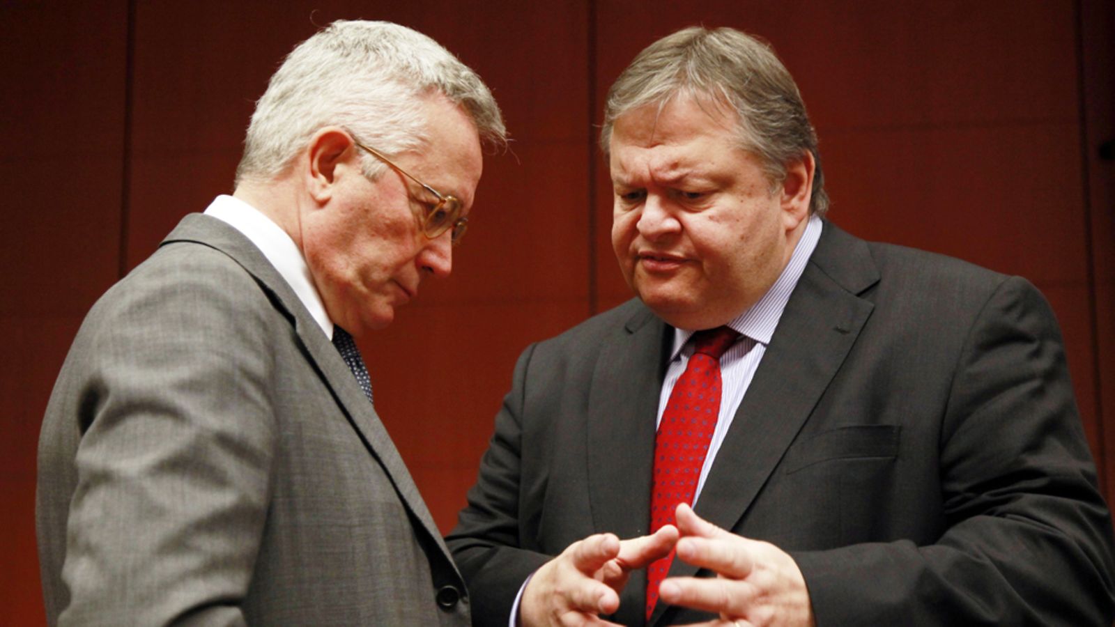 Kreikan valtiovarainministeri Evangelos Venizelos (oikealla) keskustelee Italian valtiovarainministerin Giulio Tremontin kanssa Brysselissä 11.7.2011. Kuva: EPA