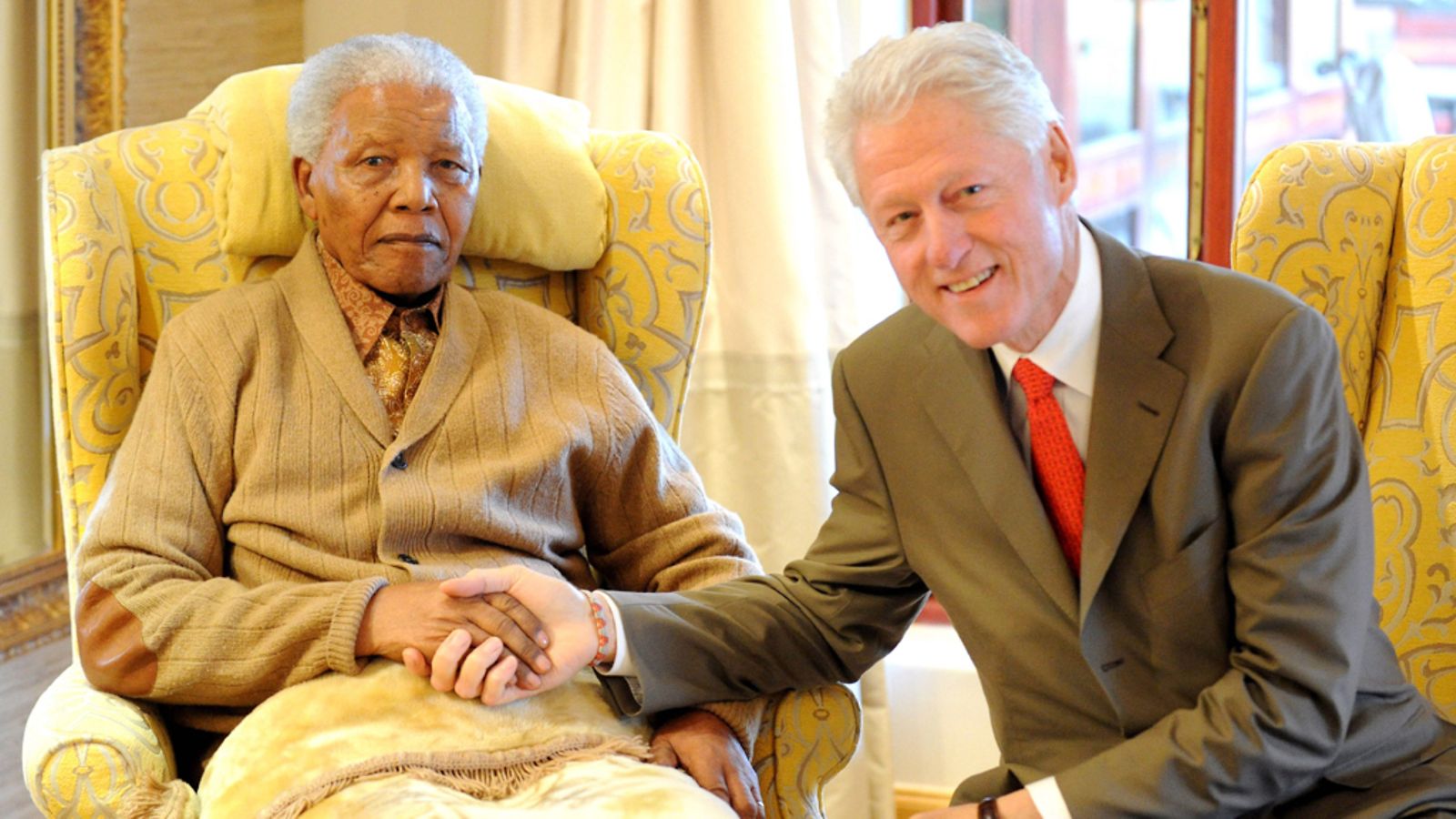Yhdysvaltain entinen presidentti Bill Clinton kävi onnittelemassa Nelson Mandelaa eilen.
