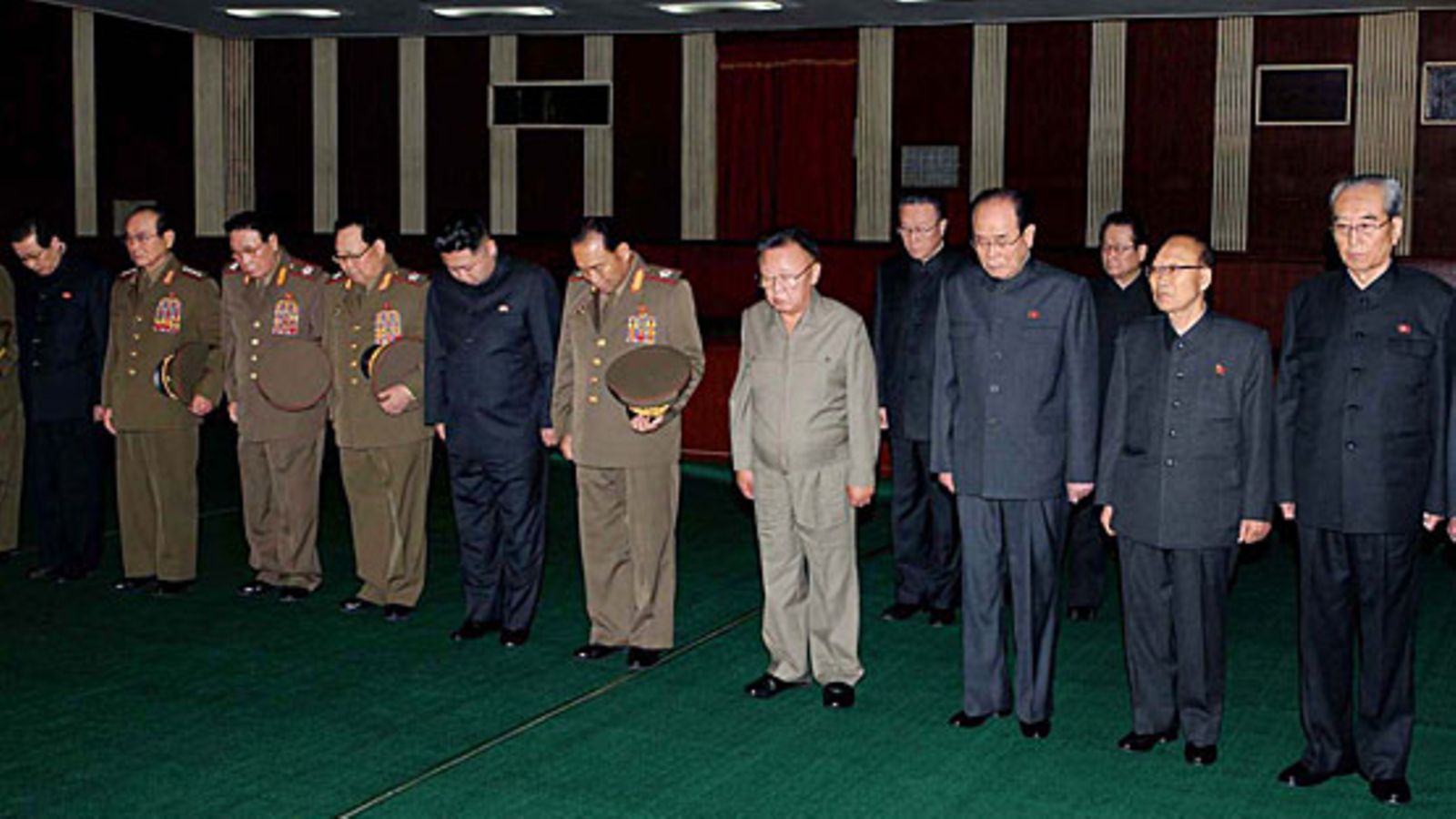 Pohjois-Korean todennäköinen vallanperijä Kim Jong-Un (5. vasemmalta) on jälleen näyttäytynyt julkisuudessa. Hän osallistui isänsä, Pohjois-Korean johtajan Kim Jong-Ilin kanssa korkea-arvoisen kommunistijohtajan muistotilaisuuteen 9.11.2010.