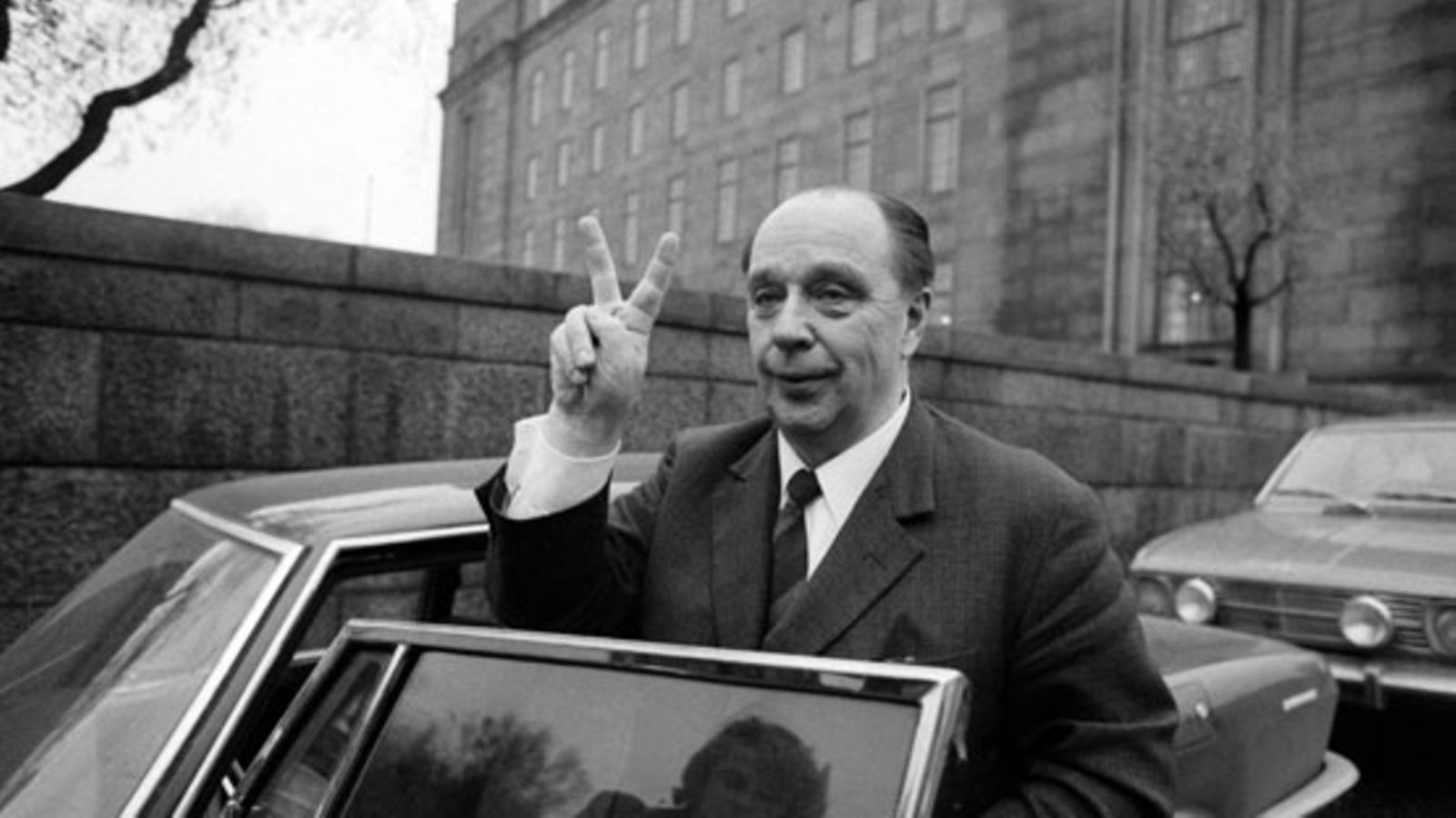 Suomen maaseudun puolueen puheenjohtaja, kansanedustaja Veikko Vennamo näyttää voitonmerkkiä valokuvaajille 31. lokakuuta 1972 saapuessaan autollaan eduskuntaan. Kuva: Lehtikuva