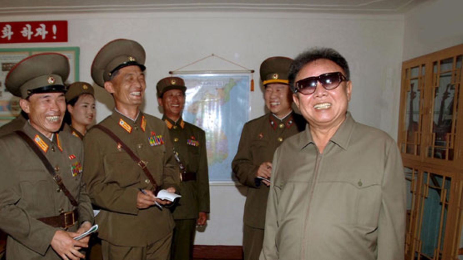 Pohjois-Korean johtaja Kim Jong Il tarkasti armeijan yksikköä elokuussa 2008.