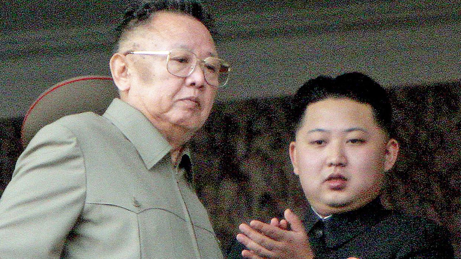 Kim Jong-il ja hänen poikansa Kim Jong-un seuraamassa paraatia 10.10.2010