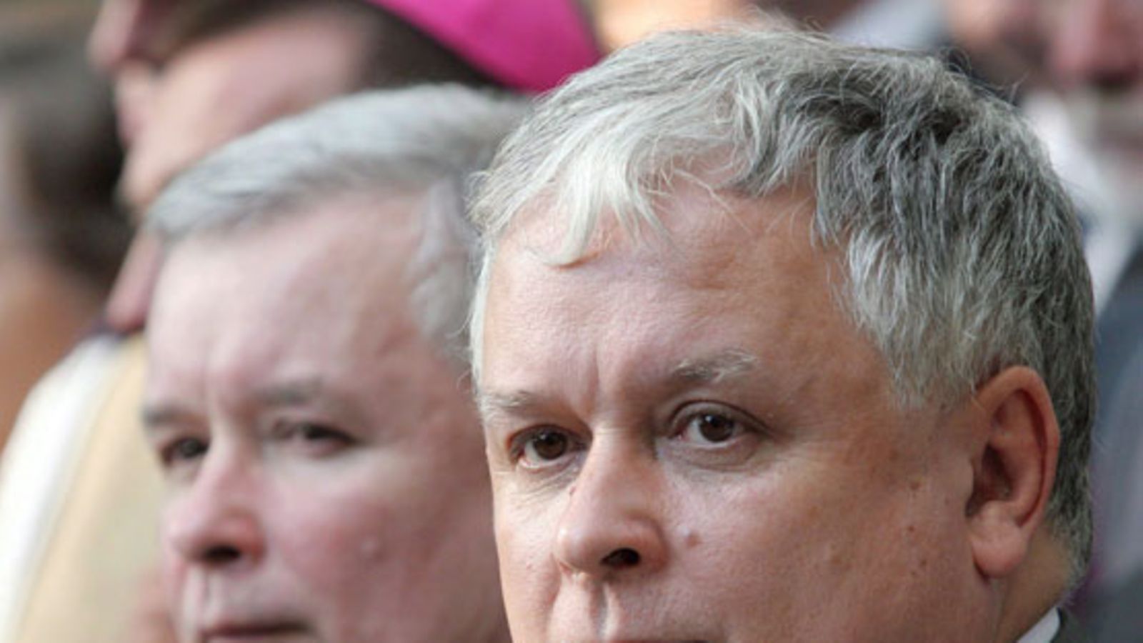 Puolan presidentti Lech Kaczynski ja hänen kaksoisveljensä Jaroslaw Kaczynski 1.8.2005. (Kuva: EPA)