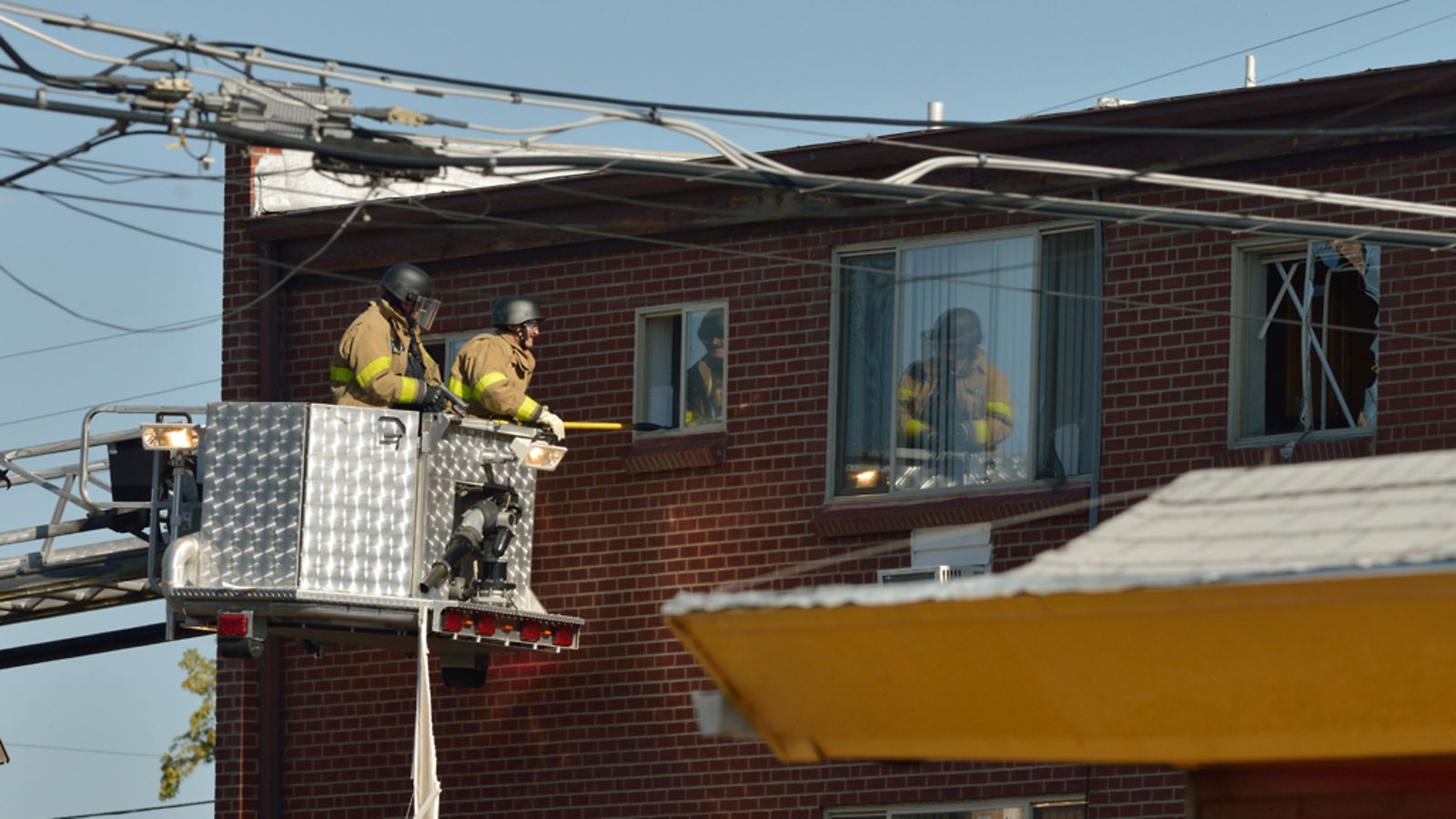 Poliisi yrittää päästä Denverin joukkosurmasta epäillyn asuntoon.