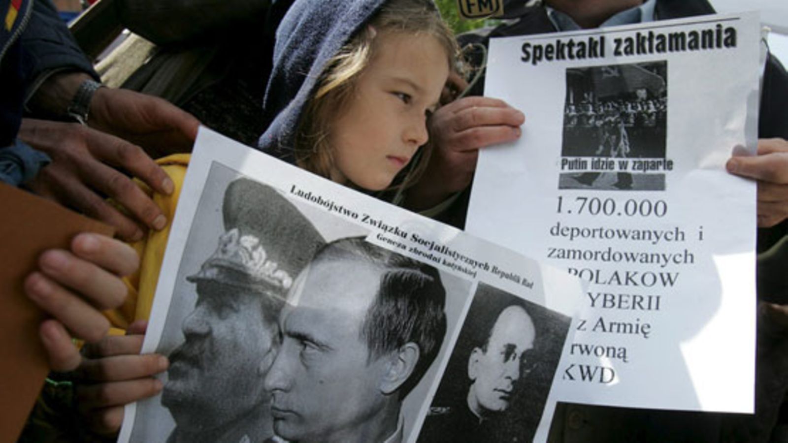 Katynin joukkomurhassa surmansa saaneiden upseerien perheet protestoivat vuonna 2006.(EPA)