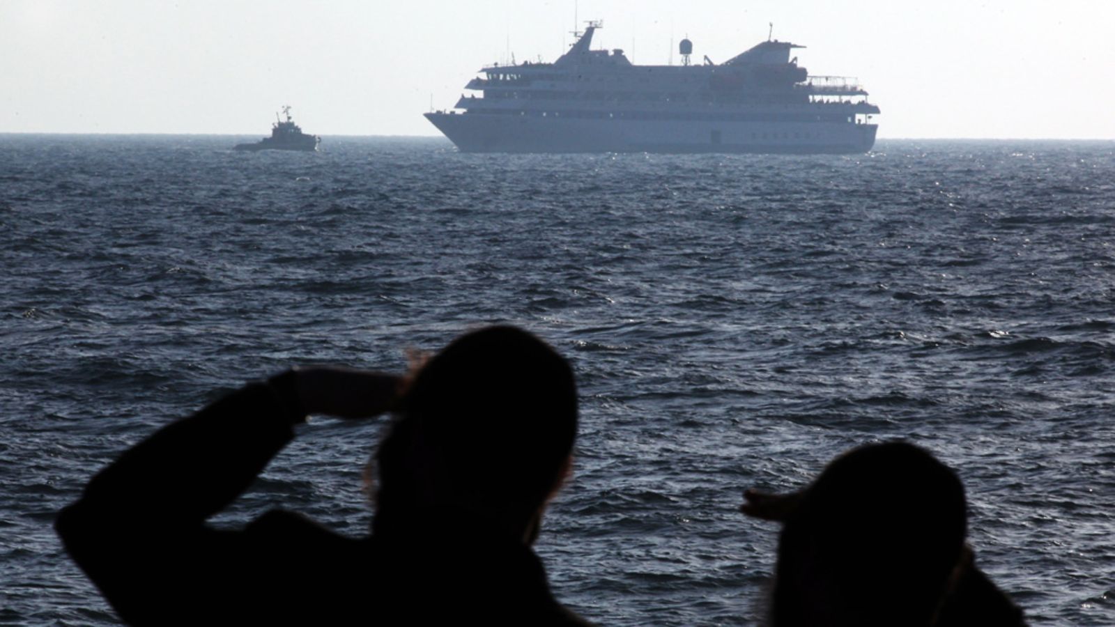 Turkkilaisalus Mavi Marmara lähestyy Ashdodin satamaa 31. toukokuuta 2010. Yhdeksän aktivistia sai surmansa Israelin joukkojen tehtyä rynnäkön laivalle. (EPA)