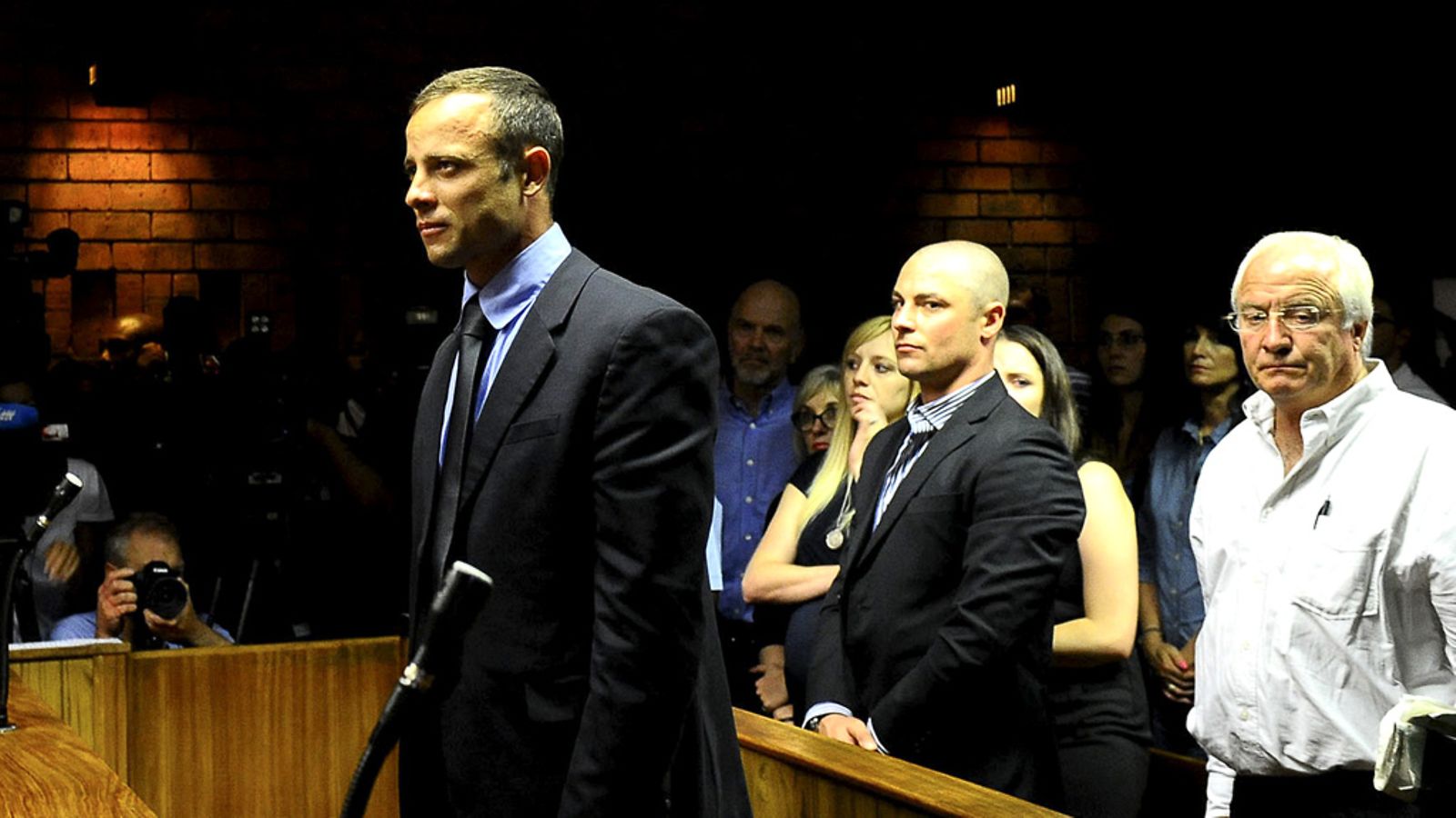 Oscar Pistorius kuunteli syytteenlukua murtuneena oikeudenkäynnissä.