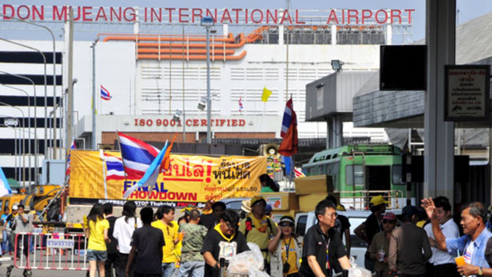 Bangkokin saarretun Don Mueangin lentokentän huoltoa.