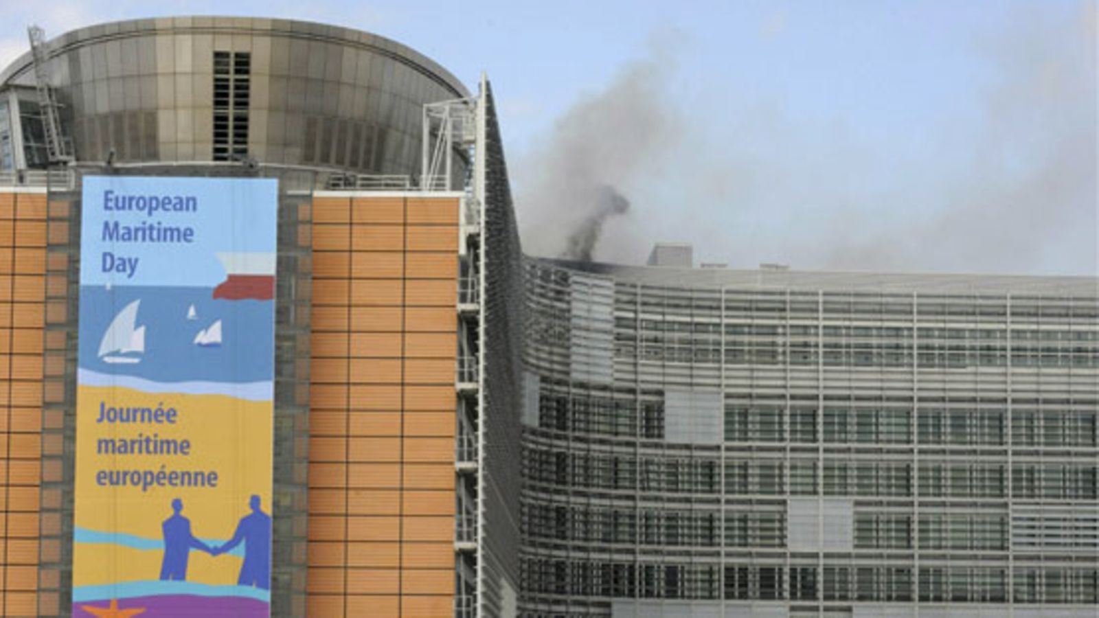 EU-komission päämaja, Berlaymont-rakennus Brysselissä on  tulessa. 18.5.2009 KUVA: EPA