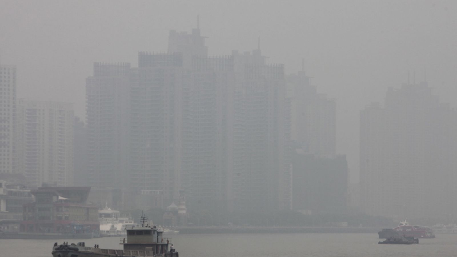 Savusumu on suuri ongelma muun muassa Kiinan jättikaupungeissa, kuten kuvassa olevassa Shanghaissa.