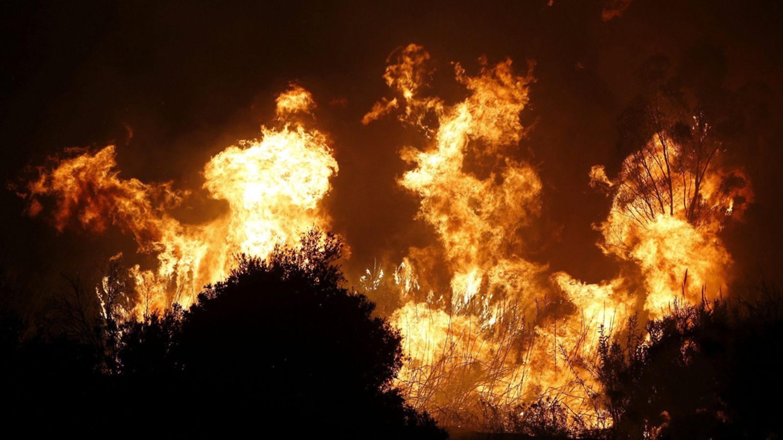 Metsäpalot riehuvat Espanjan Aurinkorannikolla. Kuva on otettu Malagan alueella torstaina.