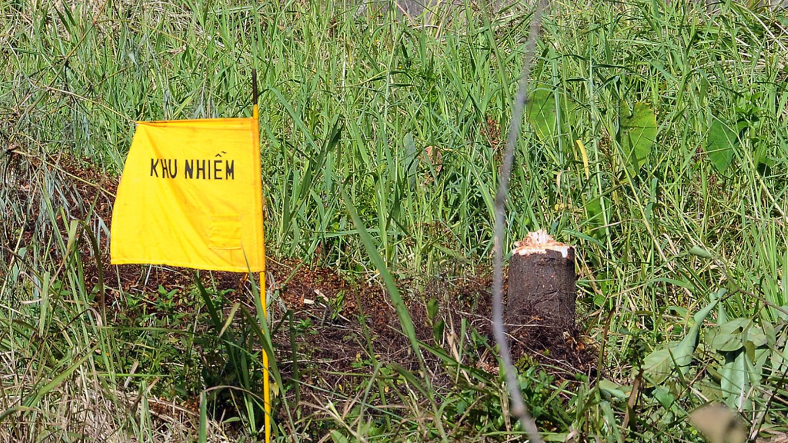 Dioksiinimyrkyistä varoittava kyltti lähellä Da Nangin lentokenttää Vietnamissa 9. heinäkuuta 2012.