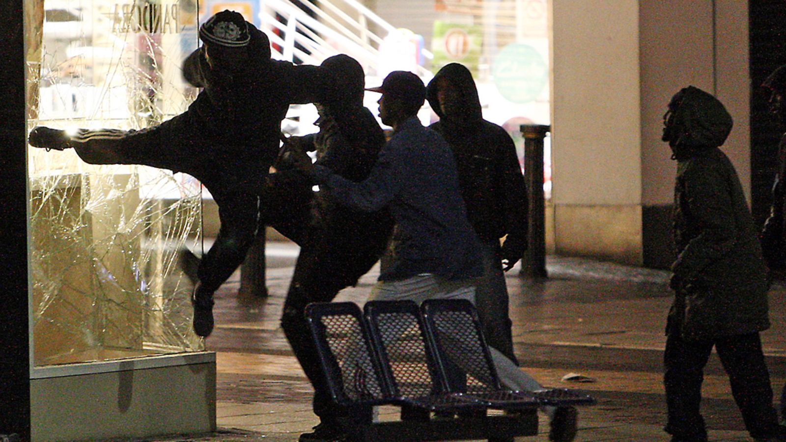 Ihmisjoukko yrittää tunkeutua jalokiviliikkeeseen Birminghamissa 8.8.2011. EPA