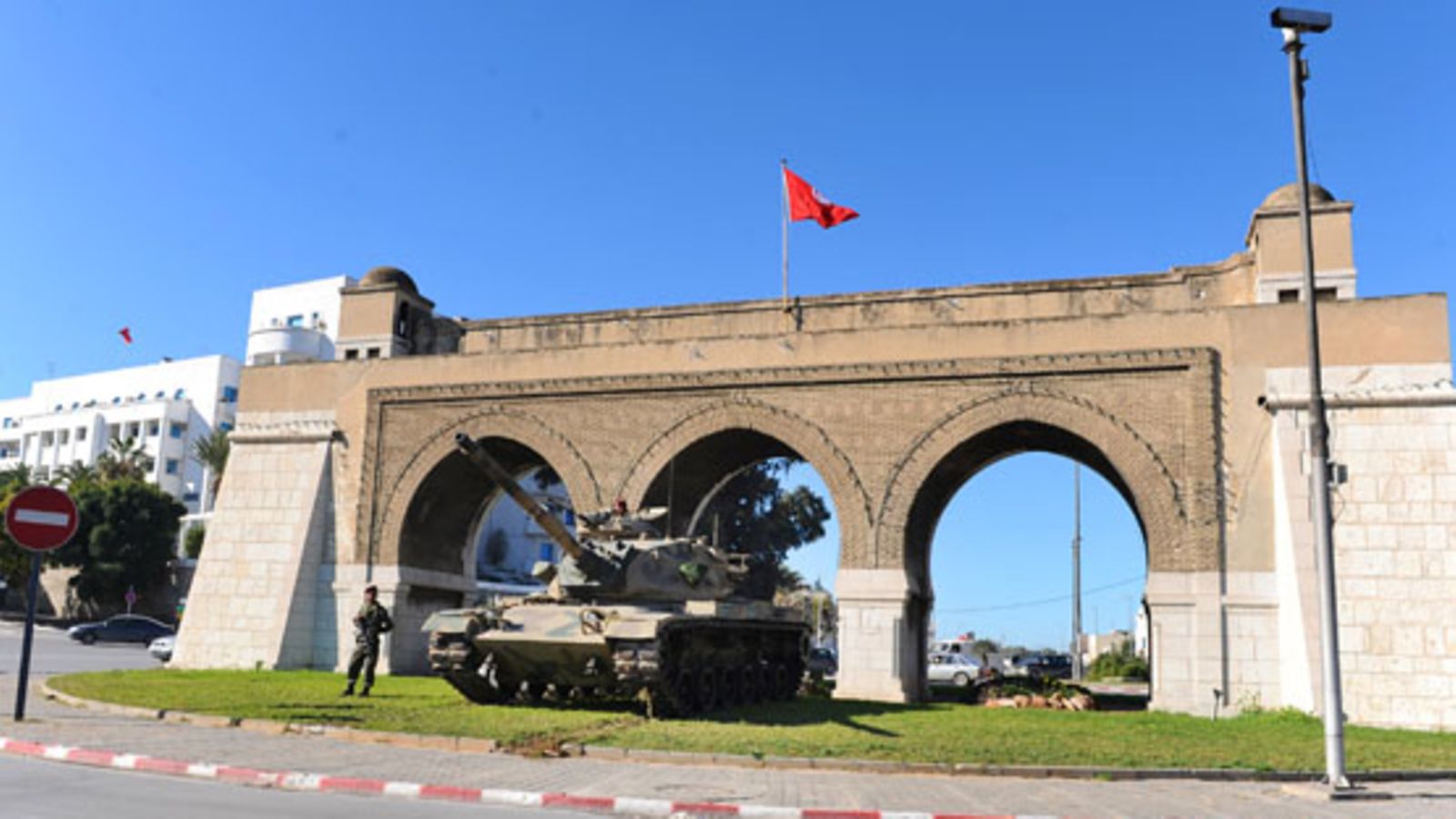 Tunisian armeija piti järjestystä yllä Tunisin kaupungin keskustan liepeillä 15. tammikuuta 2011.