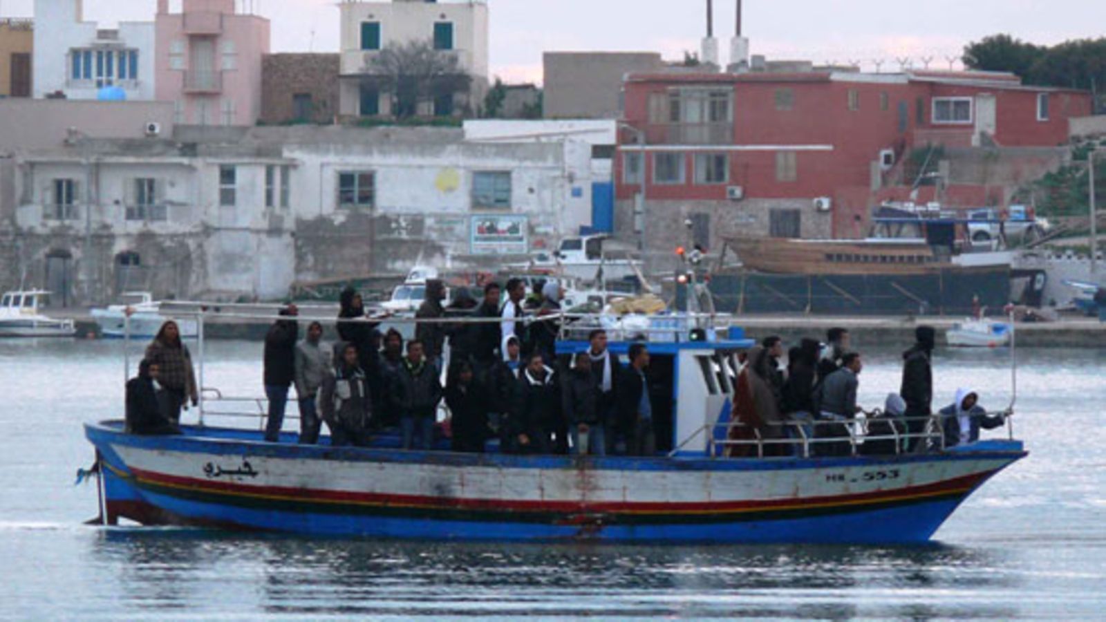 Tunisialaiset ovat saapuneet sankoin joukoin pikkuiselle Lampedusan saarelle Italiaan helmikuussa 2011. Kuva: EPA