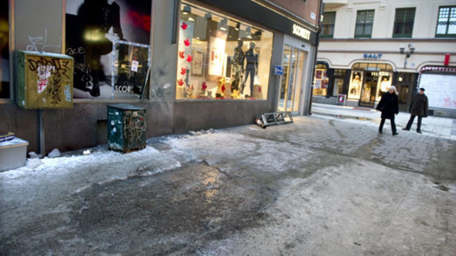 Tukholman keskustassa Bryggaregatanin ja Drottninggatanin kulmaus 12. joulukuuta 2010. Itsemurhapommi räjähti paikalla edellisiltana.