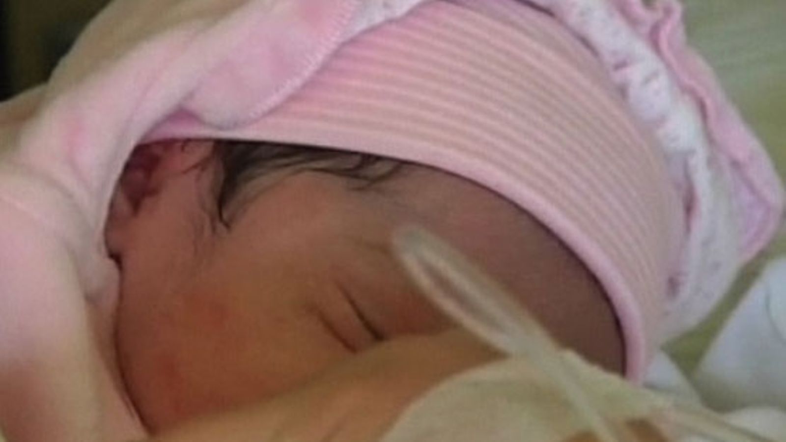 Kaivosmiehelle syntynyt tyttövauva Esperanza 15.9.2010. (AP)