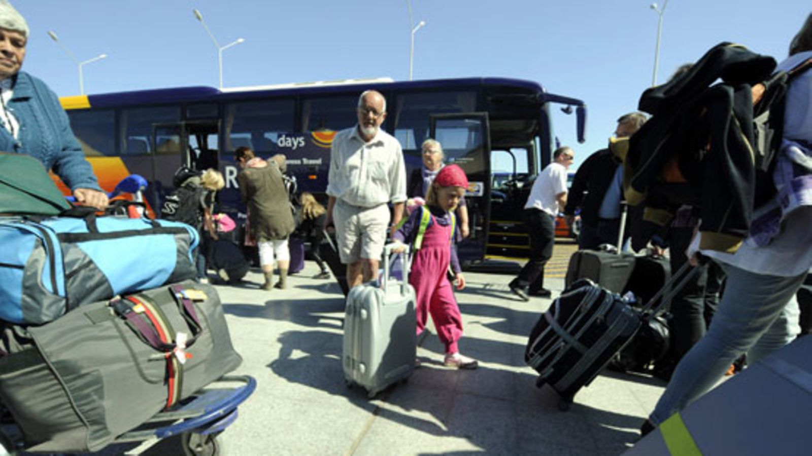 Eurooppalaisia turisteja poistumassa Egyptistä Hurghadan lentokentän kautta maanantaina 31. tammikuuta 2011.