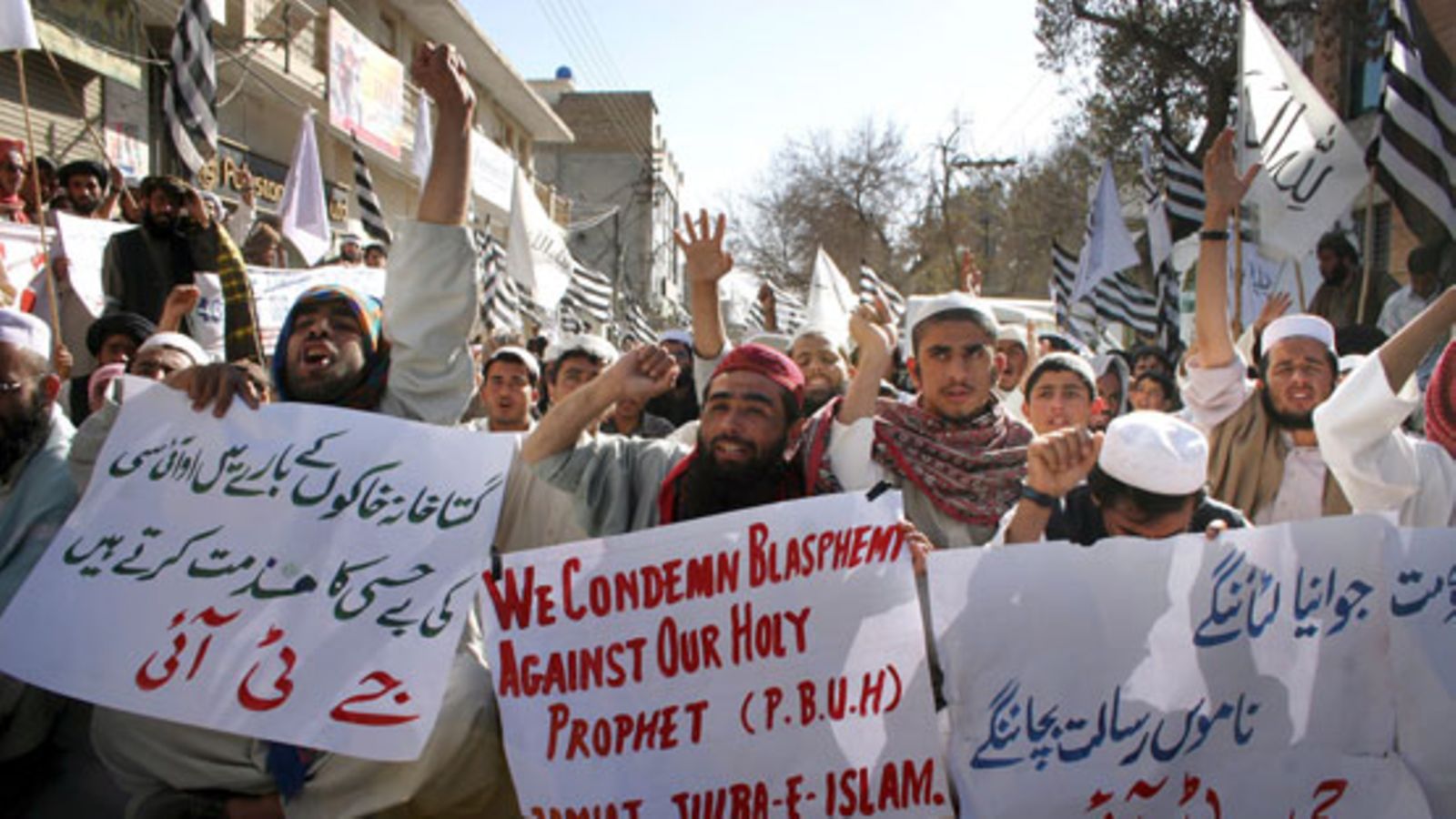Pakistanin muslimit protestoivat tanskalaislehden julkaisemia pilakuvia profeetta Muhammedista 7.3.2008. (Kuva: EPA)