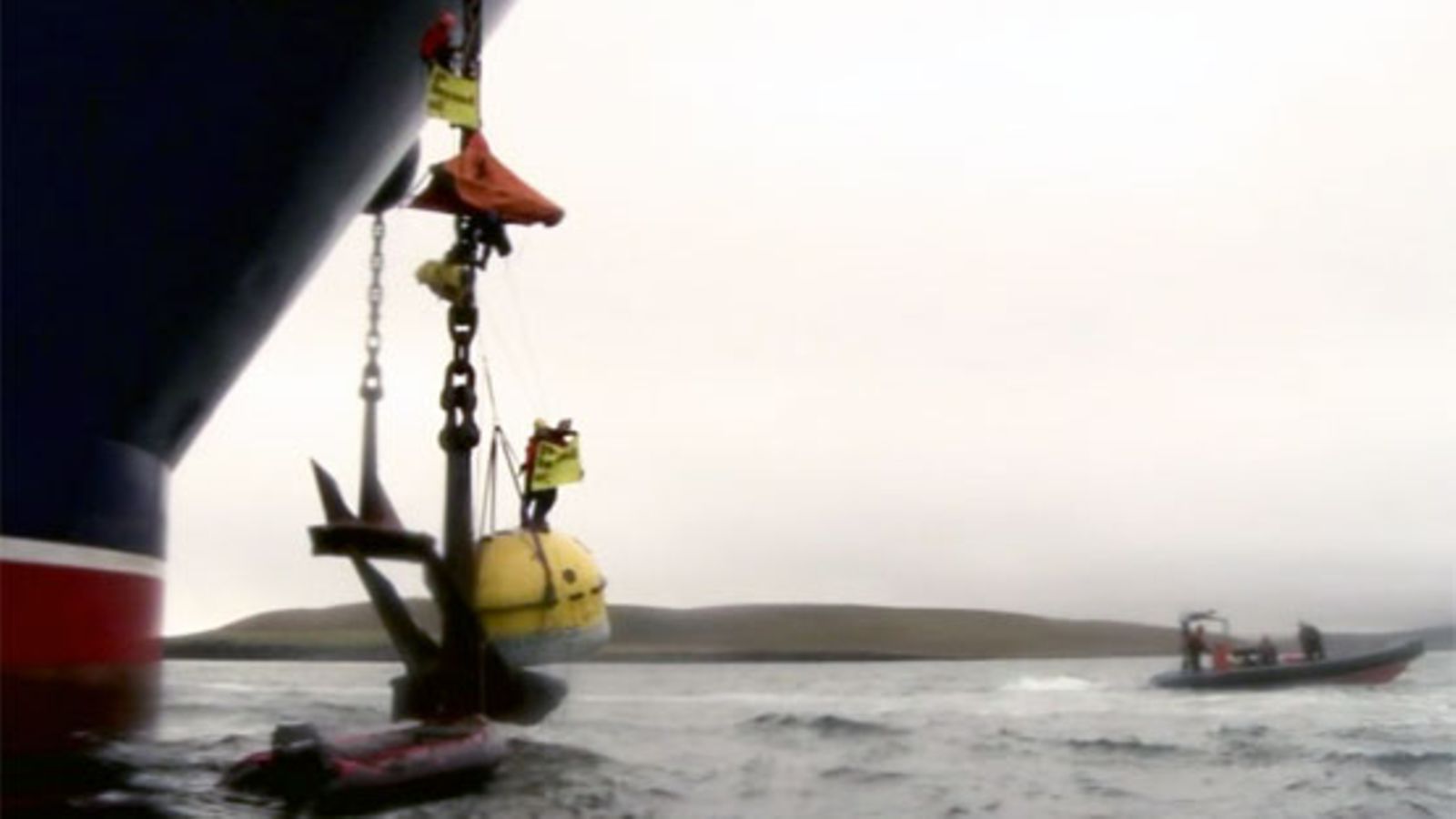Greenpeace valtaa öljynporausalus Stne Carronin ankkuriketjun ja kiinnittää siihen turvakapselin. Kuva: AP