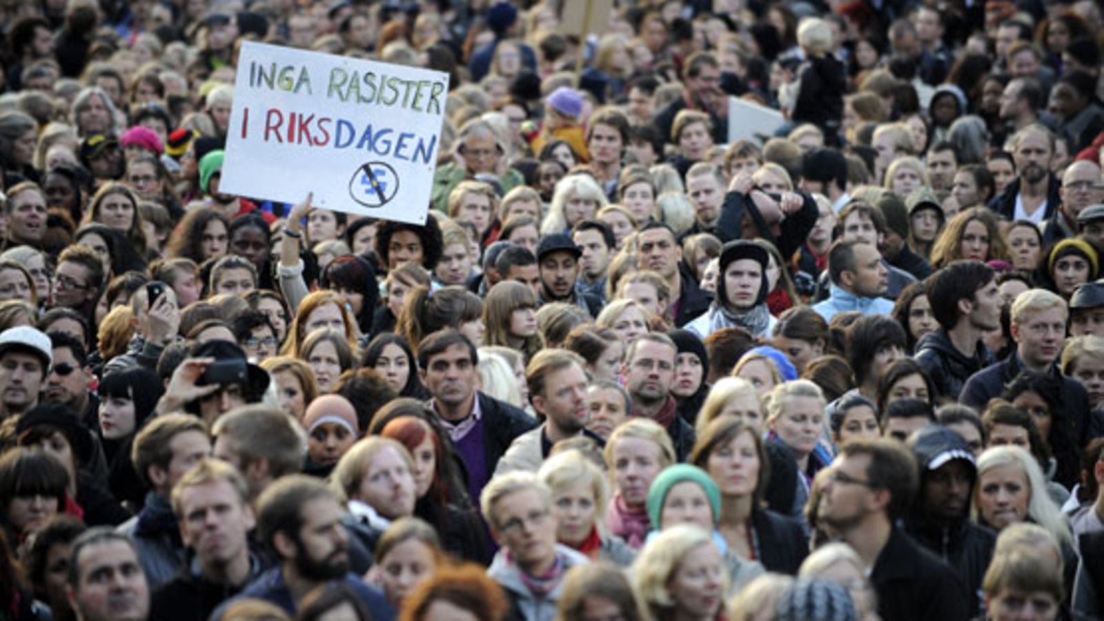 Ainakin 5 000 ihmistä kokoontui 20.9.2010 Tukholman keskustaan osoittamaan mieltään ruotsidemokraatteja vastaan. (Kuva: EPA)