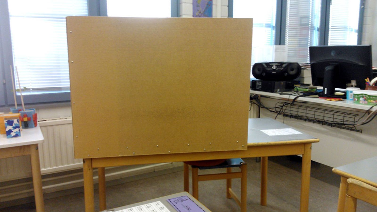 Joensuulaisen Noljakan koulun oppilas joutui opiskelemaan vanerilla vuoratussa pulpetissa kaksi kuukautta. Pulpetti kuvattuna Joensuussa 7. toukokuuta 2013.