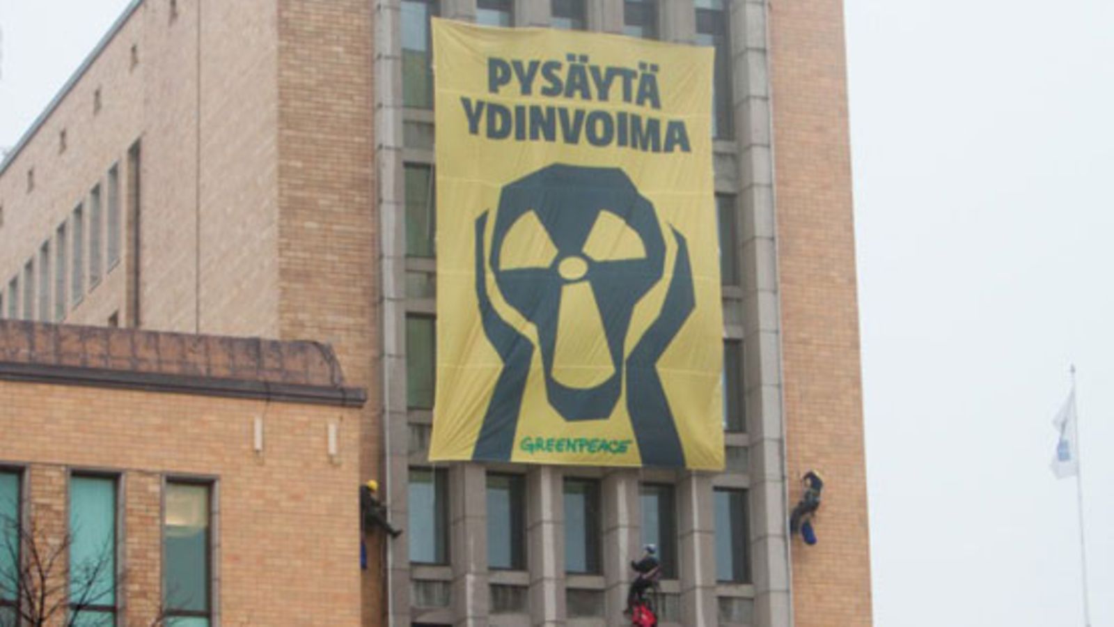Greenpeace kiipesi Postitalon seinälle. Kuva: Greenpeace