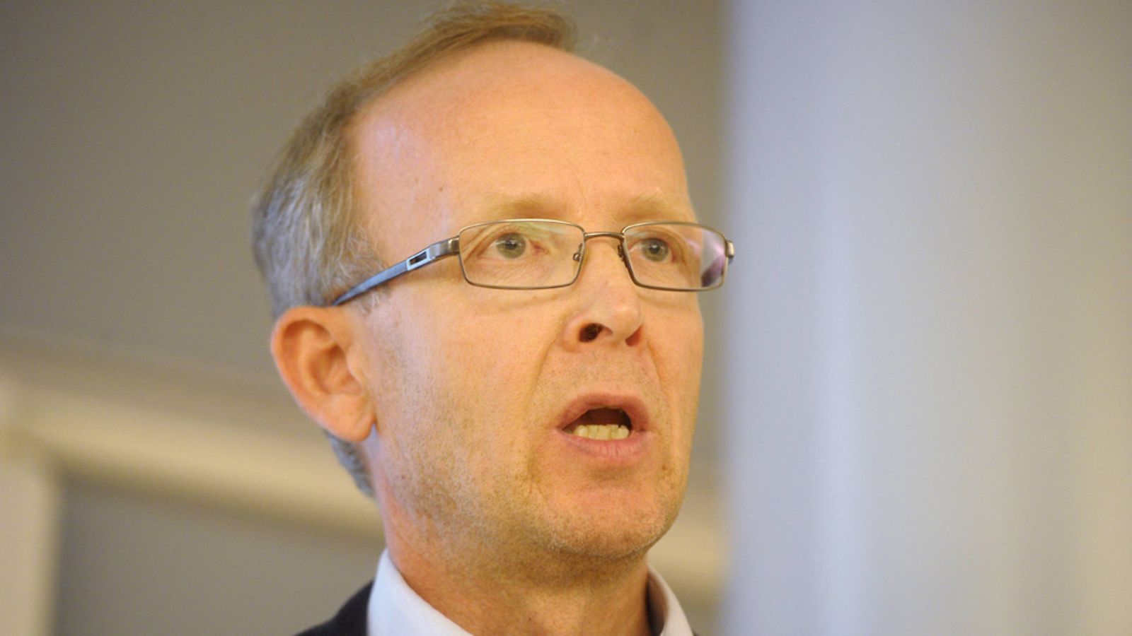 Suomen ympäristökeskuksen erikoistutkija Seppo Knuuttila tiedotustilaisuudessa Helsingissä 17. heinäkuuta 2013, jossa kerrottiin Puolan Gdanskin ja Policen kipsikasapäästöjen näytetuloksista. Puolasta heinäkuussa otetut vesinäytteet viittaavat merkittäviin fosforipäästöihin ainakin Puolan Gdanskin kipsivuoresta. Puolan Policessa fosforipitoisuus kipsivuoren alapuolella on noussut vesinäytteiden mukaan suhteellisen vähän.