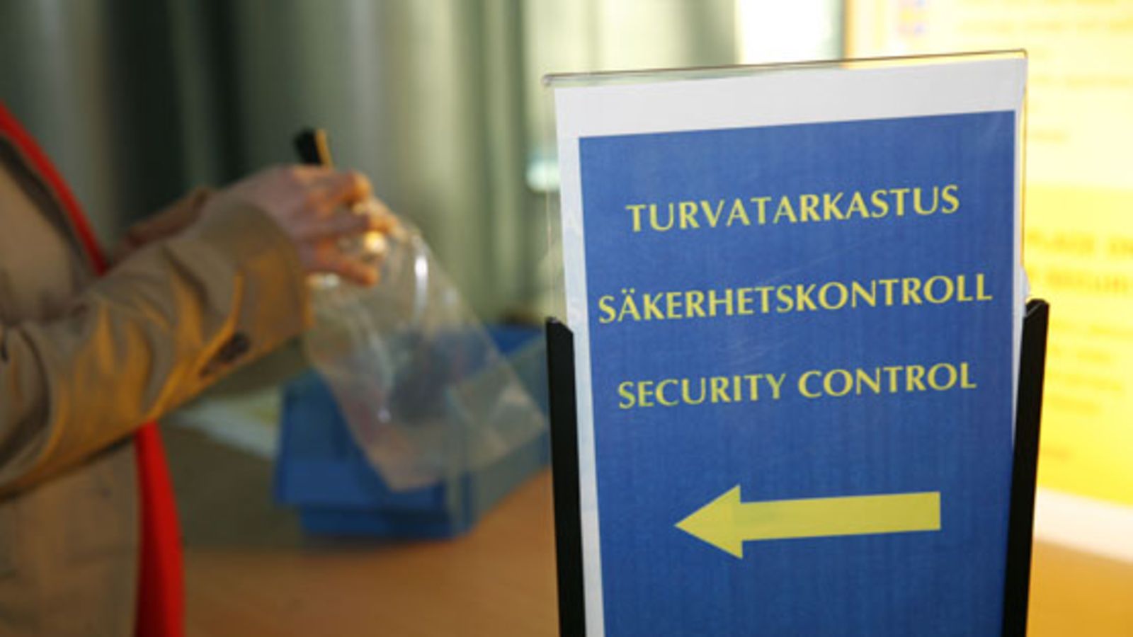 Opaste Helsinki-Vantaan lentoaseman turvatarkastukseen. (LEHTIKUVA)