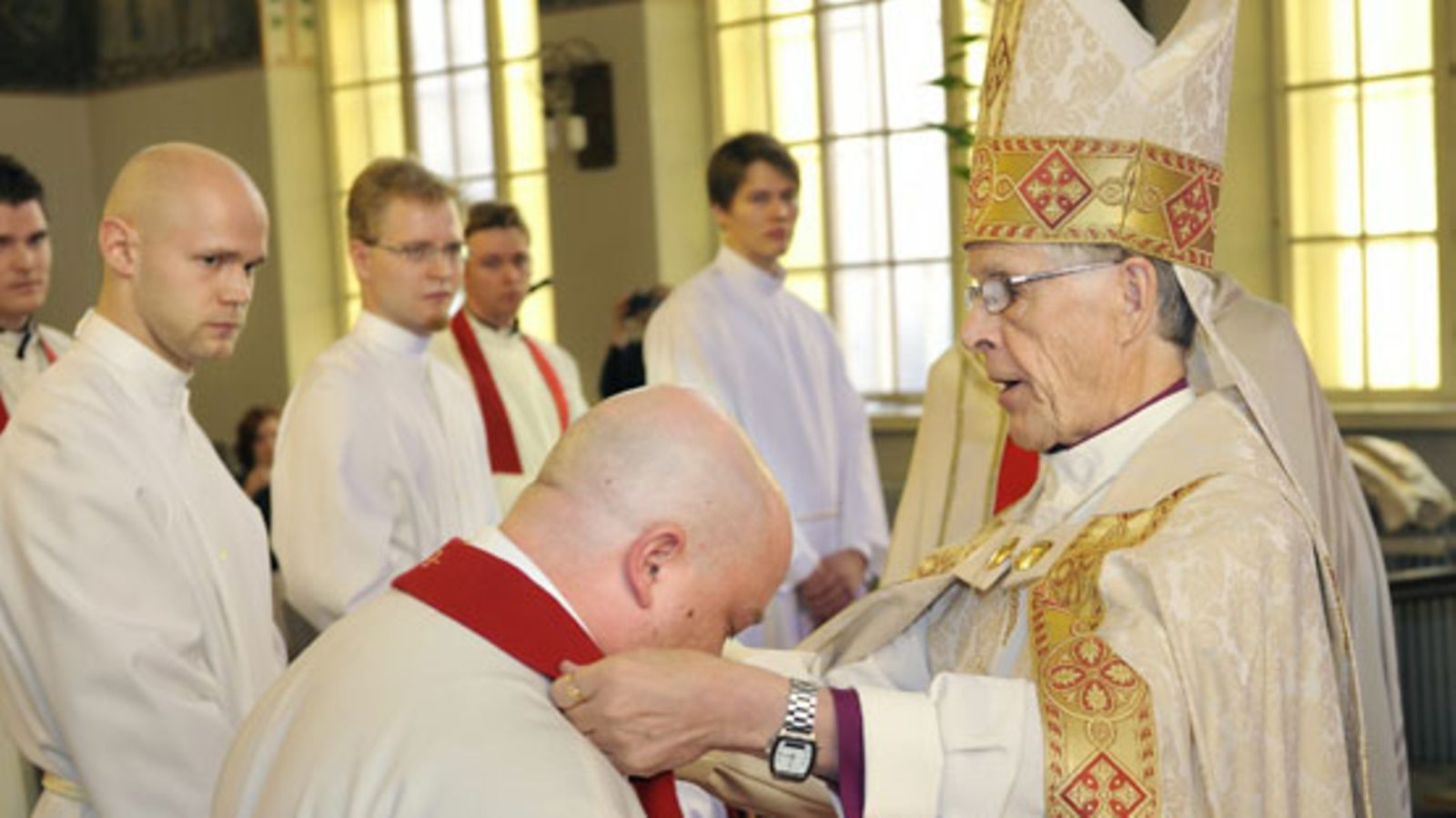 Luther-säätiön piispa Matti Väisänen (oik.) vihki ensimmäiset neljä miestä papeiksi 2. lokakuuta 2010 Helsingissä Pyhän Sydämen kappelissa. Vihittävät Sami Liukkonen (edessä), Markus Nieminen, Jani-Matti Ylilehto ja Eero Pihlava. Lehtikuva
