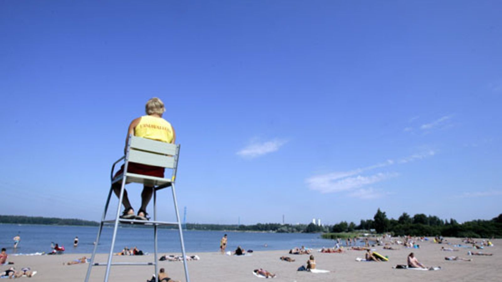 Rantavalvoja Hietsun uimarannalla.