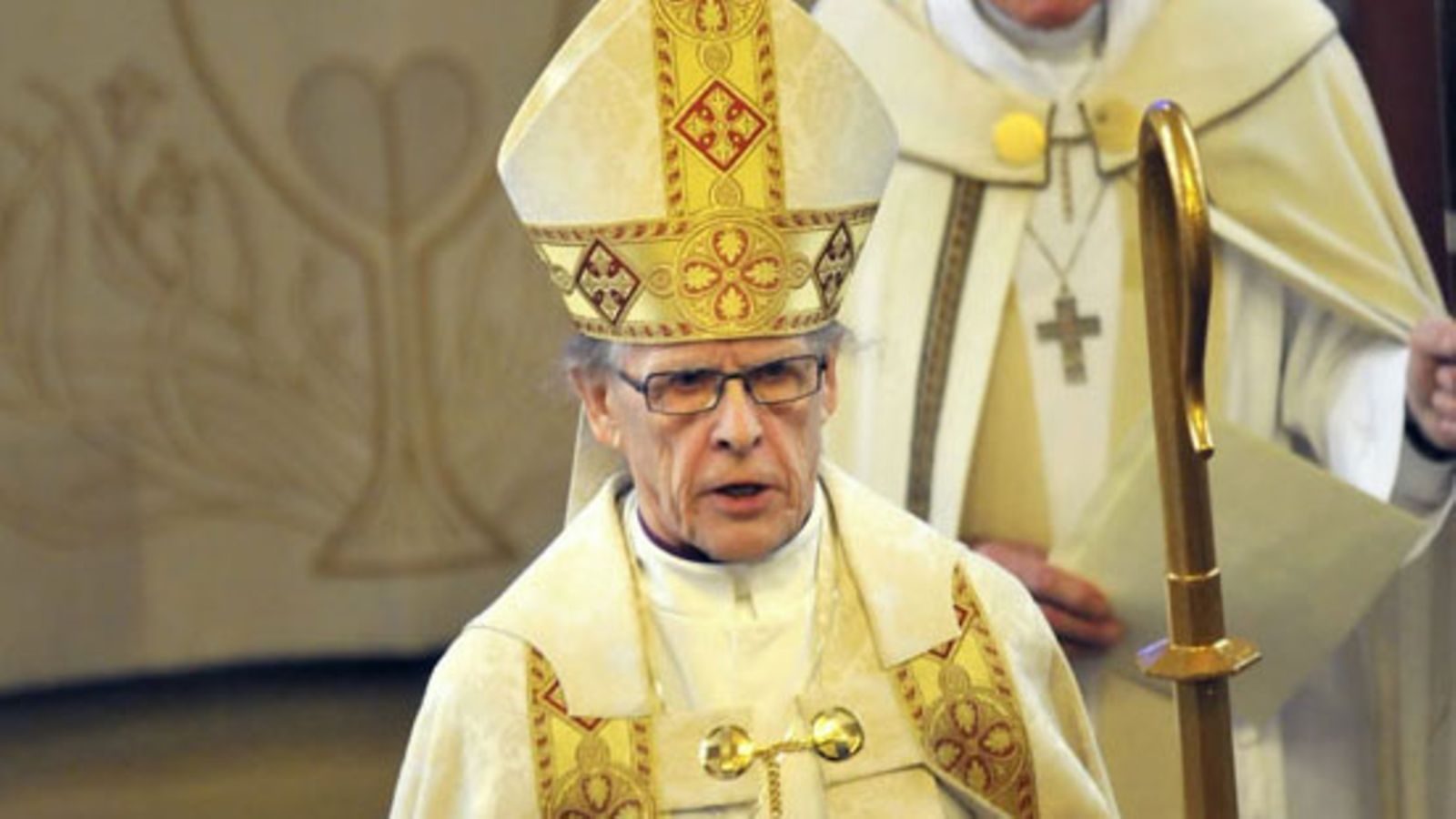 Rovasti Matti Väisänen vihitään Suomen Luther-säätiön piispaksi Helsingissä 20. maaliskuuta 2010. Taustalla vihkivä piispa Arne Olsson. Kuva: Lehtikuva