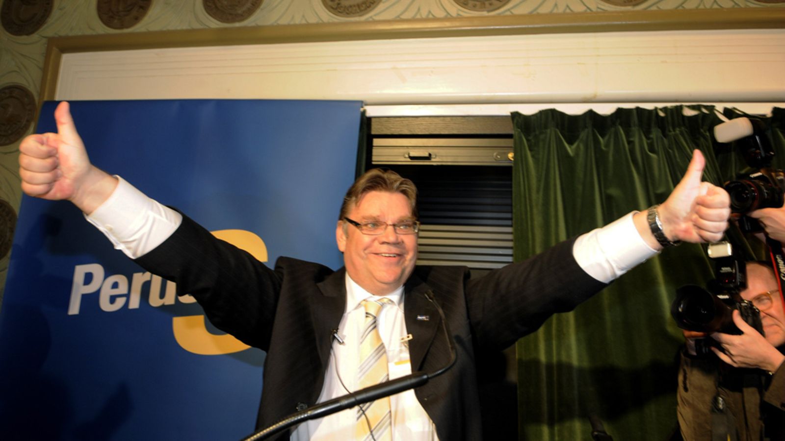Perussuomalaisten puheenjohtaja Timo Soini puhuu kannattajilleen Perussuomalaisten vaalivalvojaisissa Bottalla Helsingissä 17. huhtikuuta 2011