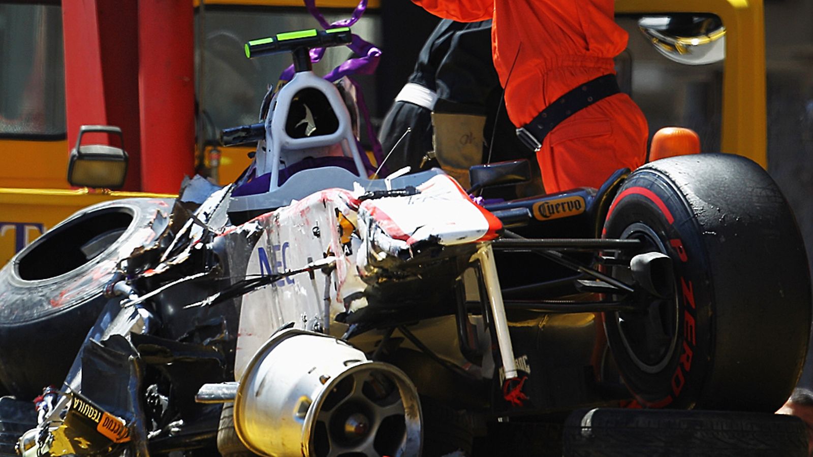 Sergio Perezin Sauber romuna Monacon GP:n aika-ajoissa tapahtuneen ulosajon jälkeen 2011.