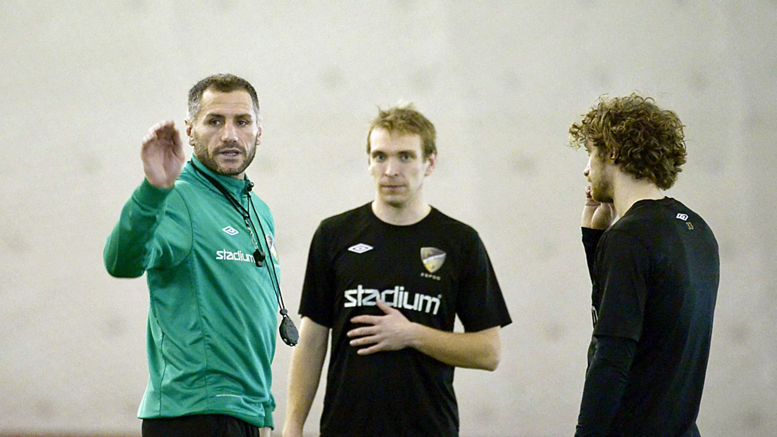 Shefki Kuqi ohjeistaa harjoituksissa Jussi Vasaraa (kesk.) ja Roni Porokaraa
