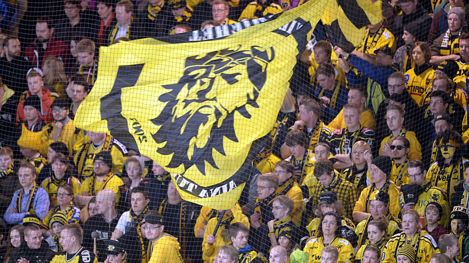 SaiPa-faneja puolivälierässä JYPiä vastaan