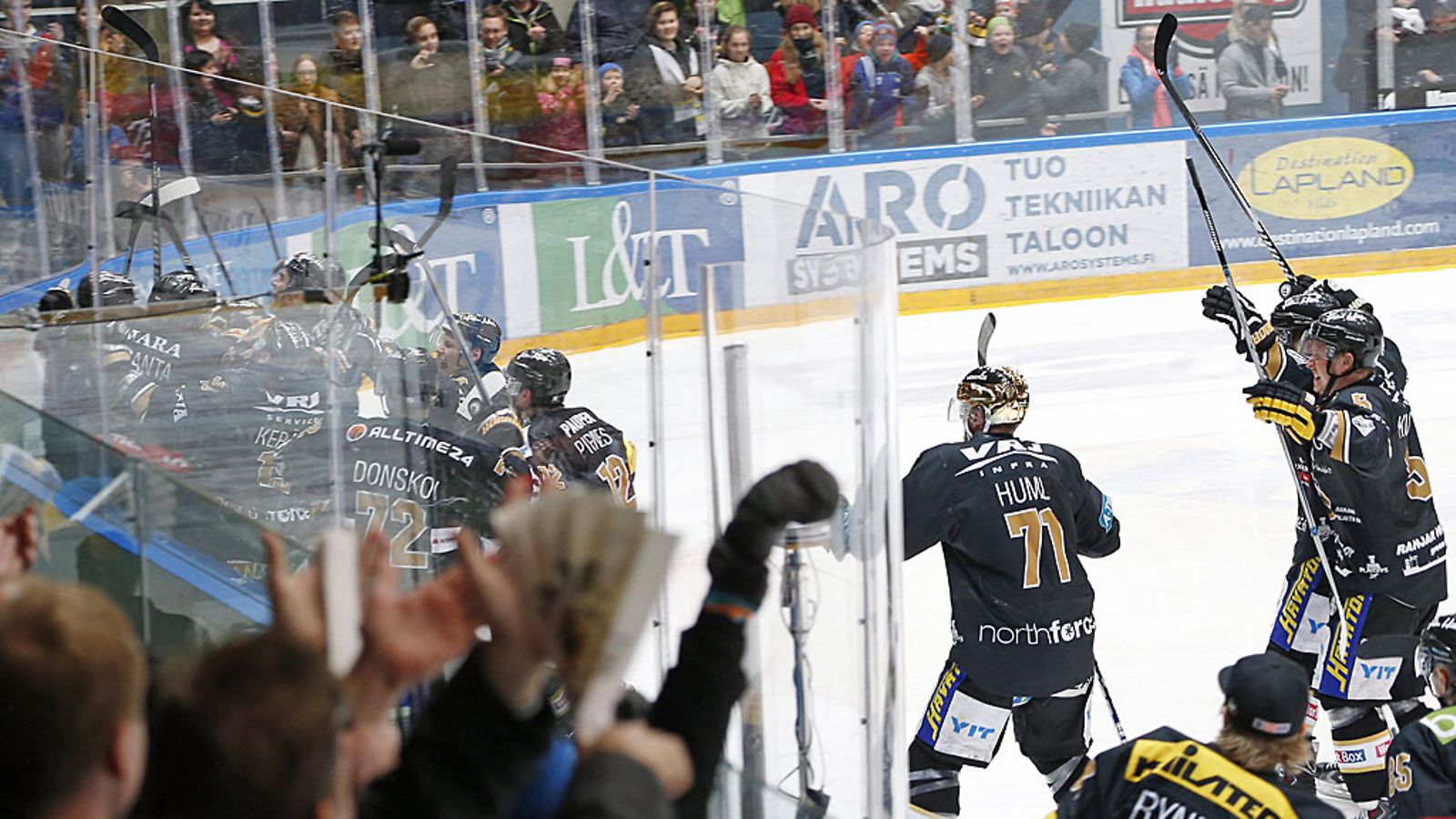 Kärpät juhlii finaalipaikkaa.
