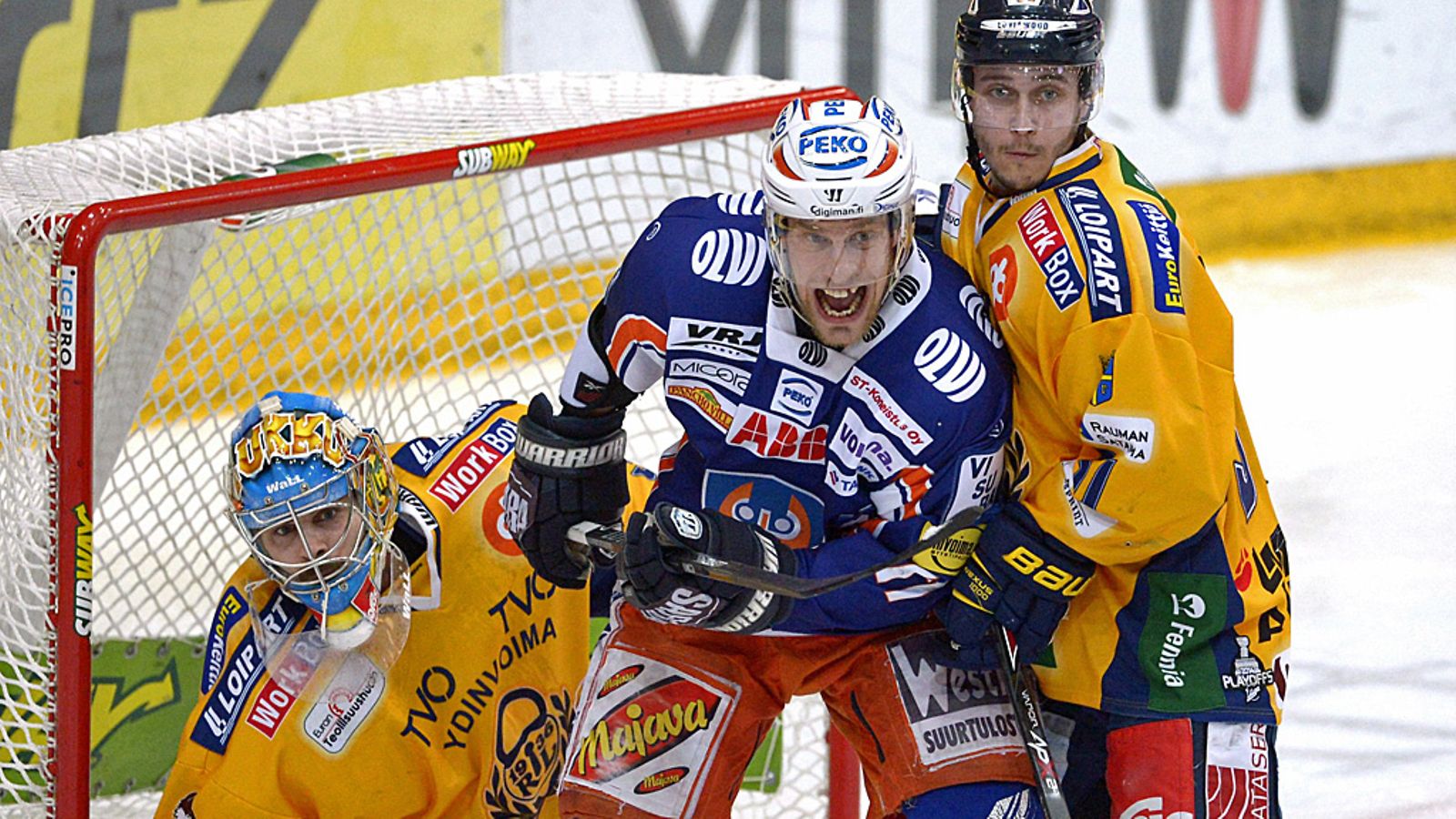 Tapparan Ville Nieminen tekee maskia Lukon maalivahti Ryan Zapolskin ja Jesse Virtasen vartioimalla maalilla