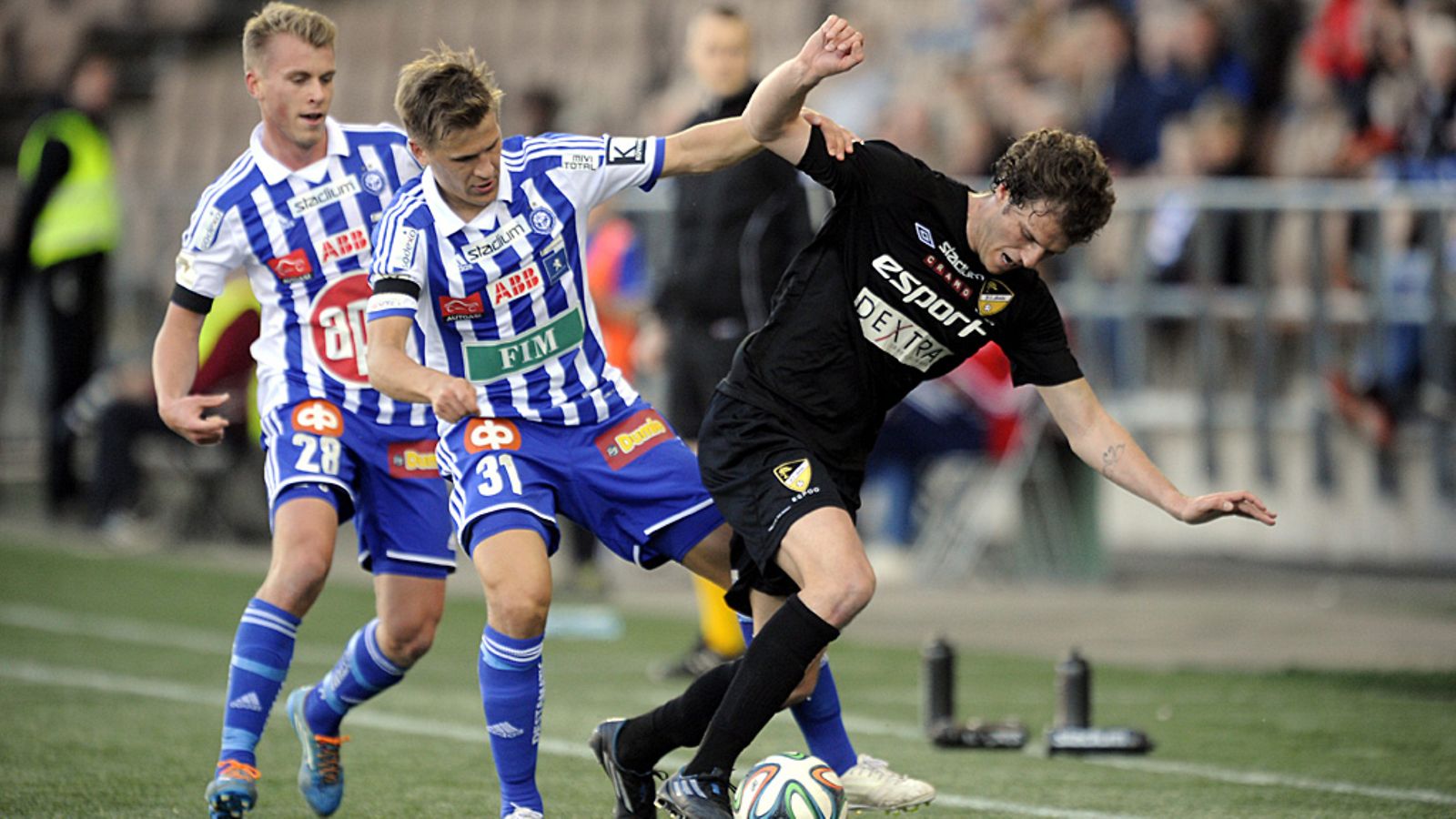 HJK:n Robin Lod haastaa Hongan Mehmet Hetemaj'ta.