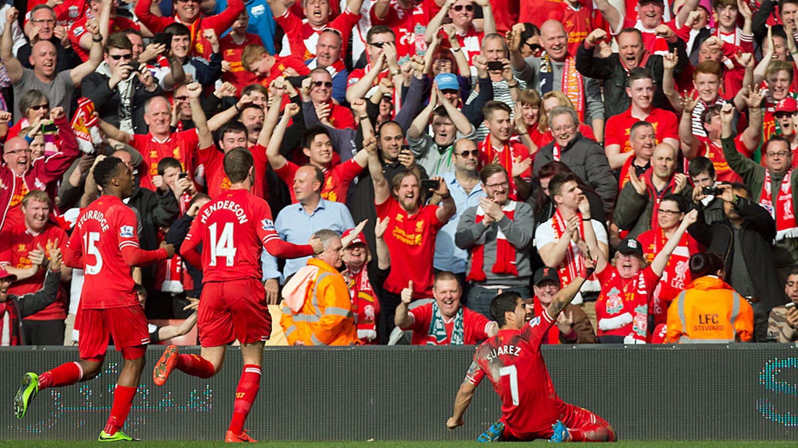 Luis Suarez juhlii maaliaan